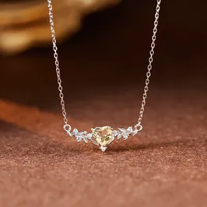 Détail d'un pendentif en citrine en forme de cœur avec accents de feuilles d'argent
