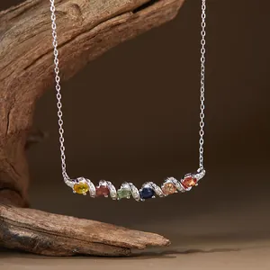Primer plano de un elegante collar arcoíris de plata S925 con vibrantes gemas multicolores