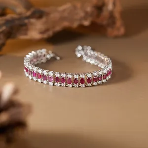 Détail d'un élégant bracelet en argent S925 serti de rubis et de pierres blanches