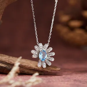 Nahaufnahme einer S925-Silber-Gänseblümchen-Halskette mit blauem Topas