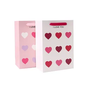Papiertüten mit Herzmuster zum Valentinstag in Weiß und Rosa mit Text I LOVE YOU