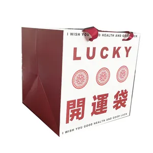 Festliche chinesische Neujahrs-Geschenktüte aus Papier mit Lucky-Schriftzug und Griffen