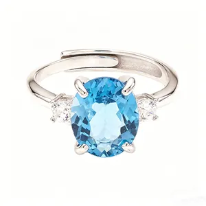 Gros plan d'une bague réglable en argent S925 avec une topaze bleue ovale étincelante