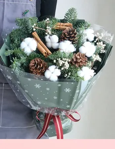 Dettaglio di un bouquet natalizio fatto a mano con rami di abete e cannella
