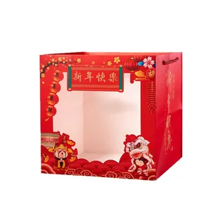 Rote chinesische Neujahrs-Geschenktüte aus Papier mit Fenster und festlichem Löwentanz