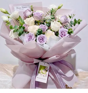 Λεπτομέρεια μοβ σατέν κορδέλας με κείμενο Always By Your Side σε συσκευασία μπουκέτου