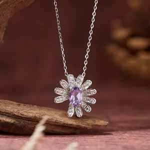 Detail einer Sterlingsilber-Gänseblümchen-Halskette mit lila Amethyst und CZ-Steinen