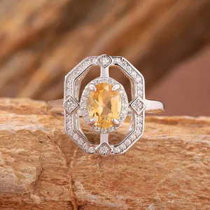 Primo piano di un anello in argento S925 con montatura ottagonale e gemma gialla