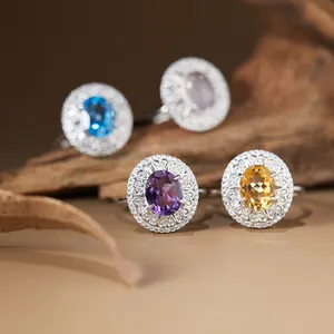 Detail von bunten Edelsteinringen aus S925 Silber mit Amethyst und Citrin Steinen