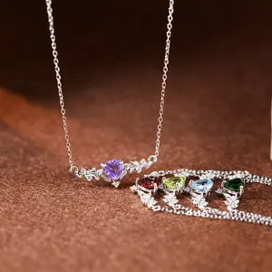 Vue macro de colliers en améthyste et pierres précieuses en forme de cœur sur argent
