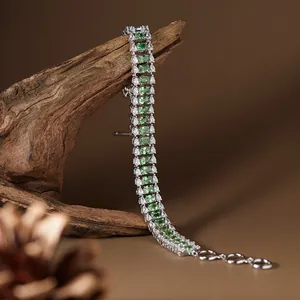 Vue détaillée du bracelet chenille en argent S925 avec pierres de tsavorite verte