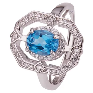 Vista dettagliata di un anello in argento s925 con topazio blu e contorno geometrico
