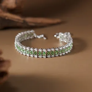 Vue détaillée d'un bracelet en argent S925 orné de pierres précieuses tsavorite vertes