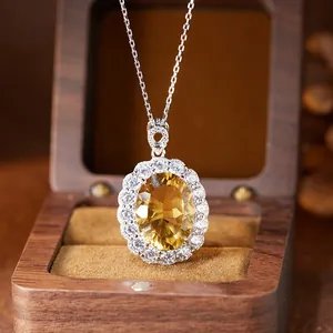 Vue macro détaillée d'un grand pendentif en citrine ovale sur collier en argent 925