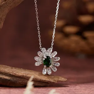 Nahaufnahme der Gänseblümchen-Halskette aus S925 Silber mit grünem Diopsid Edelstein.