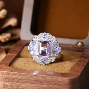 Bague vintage en argent S925 avec améthyste et topaze dans un coffret cadeau en bois de luxe.
