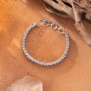 Vue détaillée d'un bracelet en argent sterling S925 serti de saphirs bleu foncé naturels