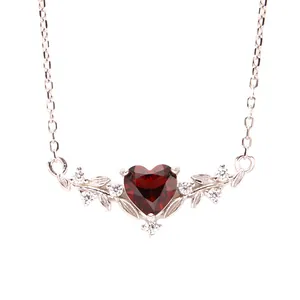 Vue détaillée d'un collier en grenat rouge en forme de cœur avec feuilles en argent s925