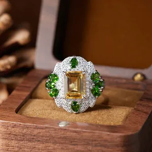 Vue macro détaillée d'une bague de style palais rétro avec cristal jaune et pierres vertes