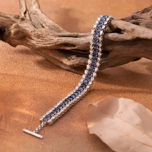 Détail d'un bracelet en saphir naturel et argent S925 avec un fermoir à bascule en T.