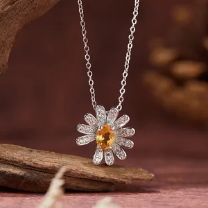 Makroaufnahme eines S925 Silber-Gänseblümchen-Anhängers mit einem gelben Citrinstein.
