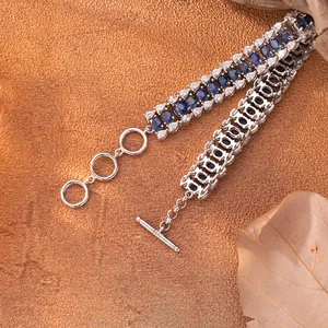 Gros plan d'un bracelet en argent S925 avec saphirs bleus et fermoir en T.