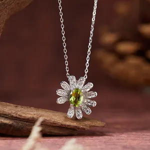 Nahaufnahme einer Gänseblümchen-Halskette aus S925-Silber mit natürlichem Peridot.