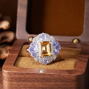Vue détaillée d'une bague vintage en argent avec citrine et améthyste en boîte de bois