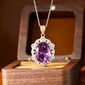 Vue détaillée d'un élégant pendentif en améthyste dorée avec des pierres blanches brillantes