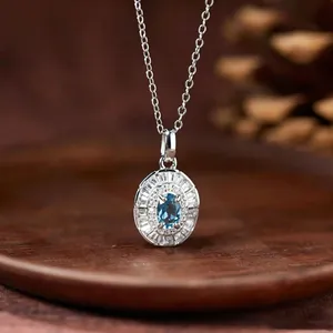 Nahaufnahme eines blauen Edelsteinanhängers an einer S925 Silberkette mit Glanz
