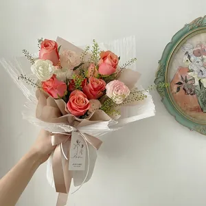 Papel de regalo para flores blanco con elegante textura de piedra arrugada