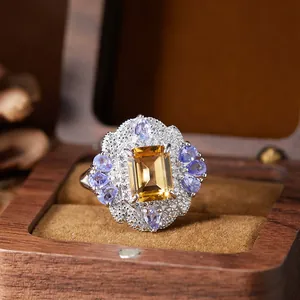 Gros plan détaillé d'une bague vintage en citrine de style palais avec améthystes