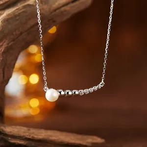 Detailaufnahme der S925 Silberlächeln-Halskette mit Naturperle und Zirkonia-Akzenten