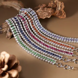 Vue détaillée des bracelets en pierres précieuses saphir et rubis en argent S925 massif