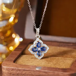 Makroaufnahme einer eleganten S925-Silberkette mit Saphir-Glücksklee-Anhänger für Damen.