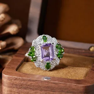 Vue détaillée d'une bague en argent de style palais vintage avec améthyste violette
