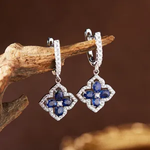 Makroaufnahme von Luxus S925 Silber Ohrringen mit blauem Saphir Kleeblatt-Motiv