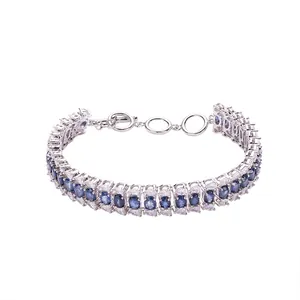 Vue détaillée d'un bracelet en argent S925 avec deux rangées de pierres bleues ovales