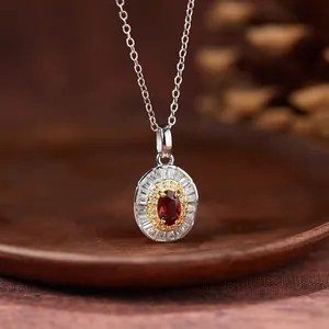 Detaillierte Nahaufnahme des s925 Silber-Granatanhängers mit Halo-Diamantbesatz