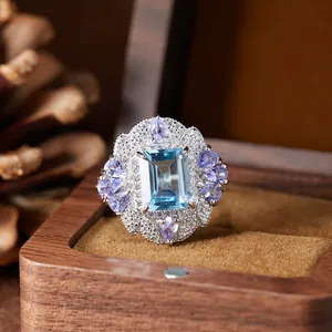 Gros plan d'une bague vintage en argent S925 avec topaze bleue et accents d'améthyste.