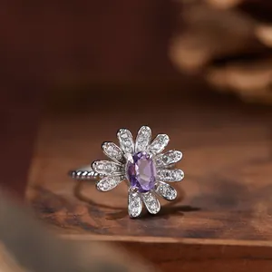 Nahaufnahme eines Gänseblümchen-Rings aus s925 Silber mit Amethyst und Zirkonien.