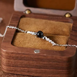Detail der S925 Sterlingsilber Kette mit schwarzem Achat und glitzernden Kristallen