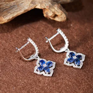 Detailansicht der S925 Silber Kleeblatt-Ohrringe mit blauen Saphiren und Diamanten.