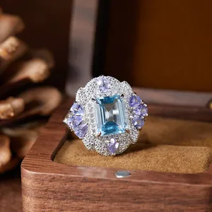 Gros plan d'une magnifique bague vintage en argent S925 avec topaze bleue et améthyste