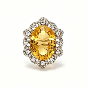 Gros plan détaillé d'une bague ovale en citrine naturelle et argent sterling S925