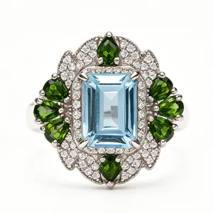 Vue macro détaillée d'une bague de style palais vintage avec une topaze bleue taille émeraude