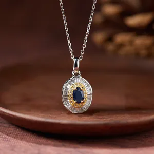 Nahaufnahme einer s925 Silberhalskette mit einem tiefblauen ovalen Saphir-Anhänger