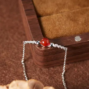 Nahaufnahme der S925 Sterling Silber Halskette mit einer leuchtend roten Achatperle.