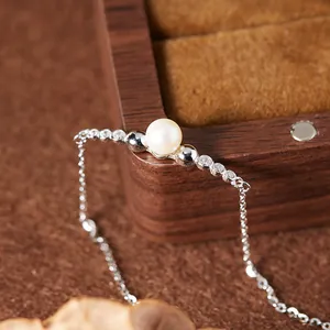 Detailansicht der Naturperle und Steinverzierung an einer Halskette aus Sterling Silber