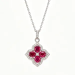 Nahaufnahme einer S925 Sterlingsilber Kette mit Rubin-Blumenanhänger und Halo-Details